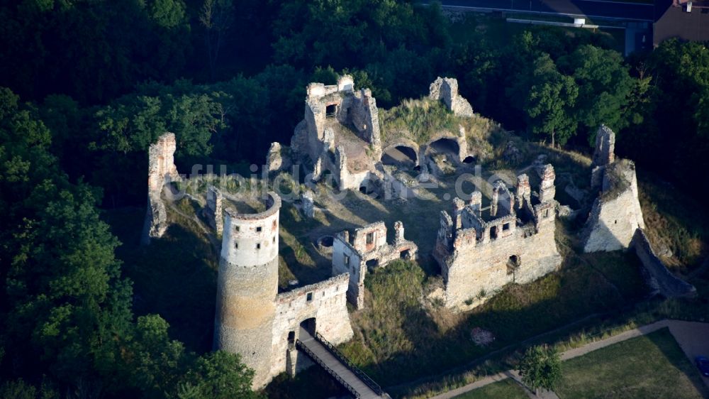 Luftaufnahme Bakov nad Jizerou - Ruine und Mauerreste der ehemaligen Burganlage der Veste in Bakov nad Jizerou in Stredocesky kraj, Tschechien