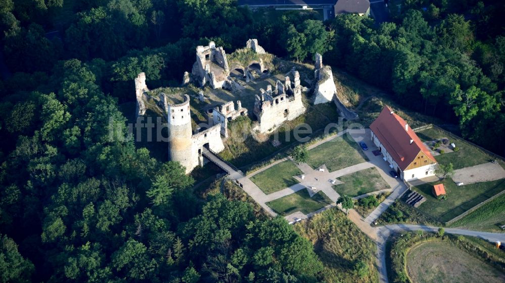 Bakov nad Jizerou von oben - Ruine und Mauerreste der ehemaligen Burganlage der Veste in Bakov nad Jizerou in Stredocesky kraj, Tschechien