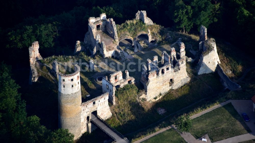 Bakov nad Jizerou aus der Vogelperspektive: Ruine und Mauerreste der ehemaligen Burganlage der Veste in Bakov nad Jizerou in Stredocesky kraj, Tschechien