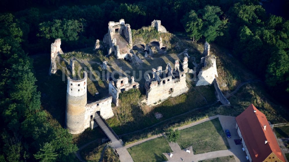 Luftaufnahme Bakov nad Jizerou - Ruine und Mauerreste der ehemaligen Burganlage der Veste in Bakov nad Jizerou in Stredocesky kraj, Tschechien