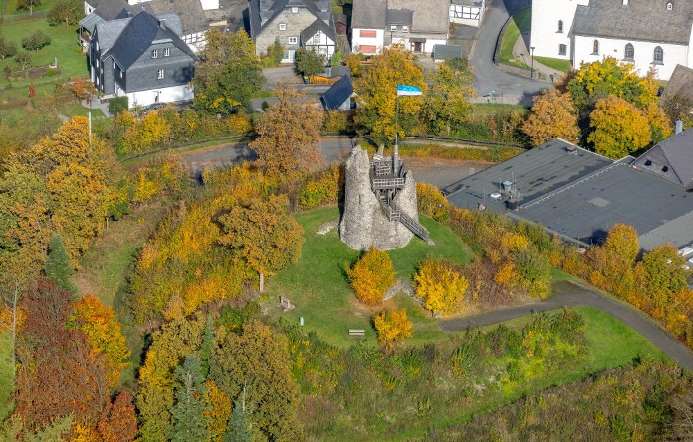 Luftbild Eversberg - Ruine und Mauerreste der ehemaligen Burganlage der Veste Burg Eversberg in Eversberg im Bundesland Nordrhein-Westfalen, Deutschland