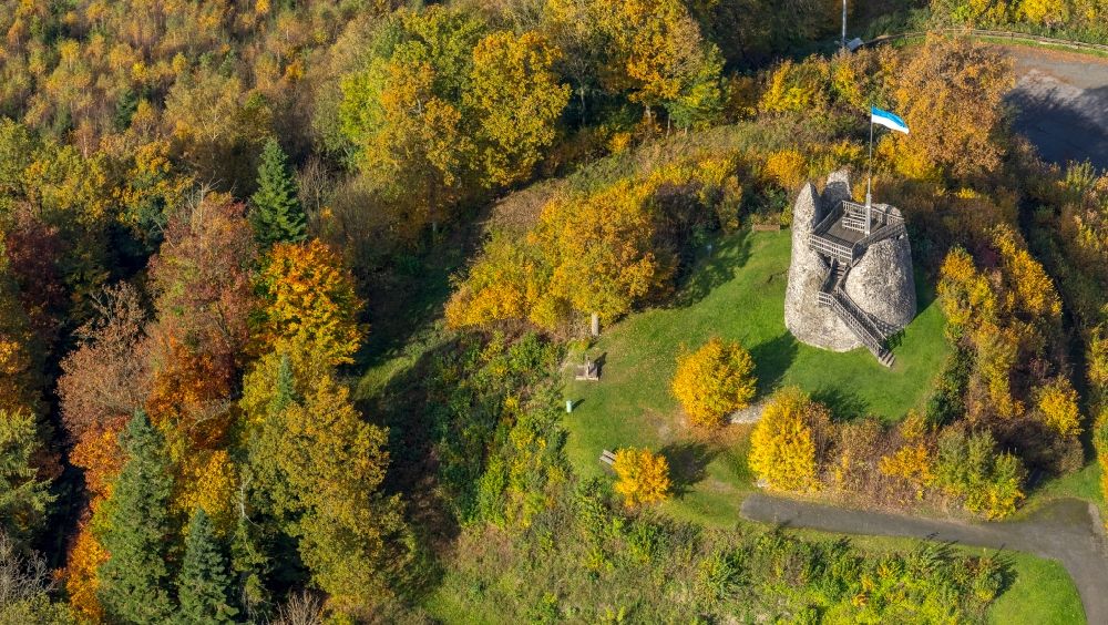 Luftaufnahme Eversberg - Ruine und Mauerreste der ehemaligen Burganlage der Veste Burg Eversberg in Eversberg im Bundesland Nordrhein-Westfalen, Deutschland