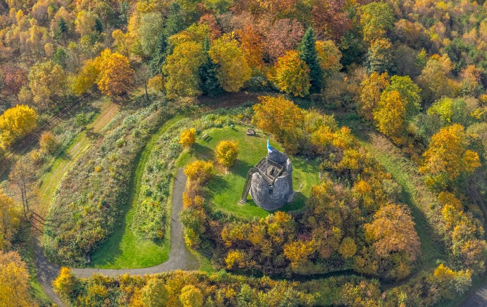 Luftaufnahme Eversberg - Ruine und Mauerreste der ehemaligen Burganlage der Veste Burg Eversberg in Eversberg im Bundesland Nordrhein-Westfalen, Deutschland