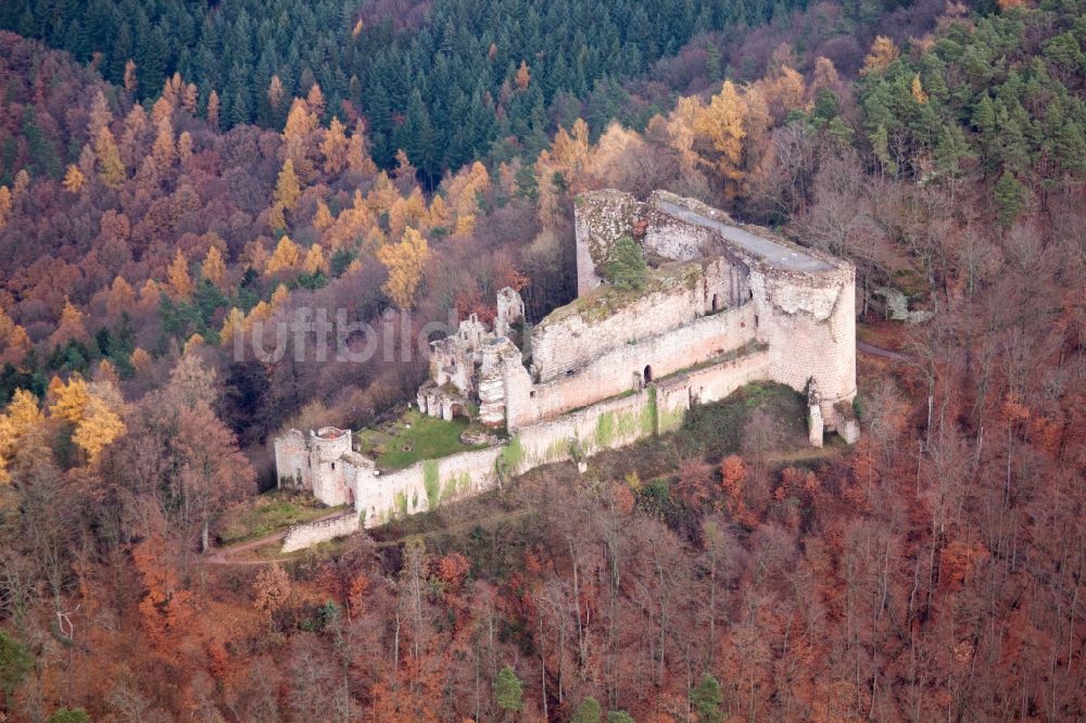 Luftaufnahme Dernbach - Ruine und Mauerreste der ehemaligen Burganlage der Veste Burg Neuscharfeneck in Dernbach im Bundesland Rheinland-Pfalz