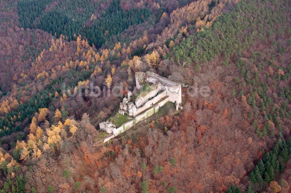 Dernbach aus der Vogelperspektive: Ruine und Mauerreste der ehemaligen Burganlage der Veste Burg Neuscharfeneck in Dernbach im Bundesland Rheinland-Pfalz