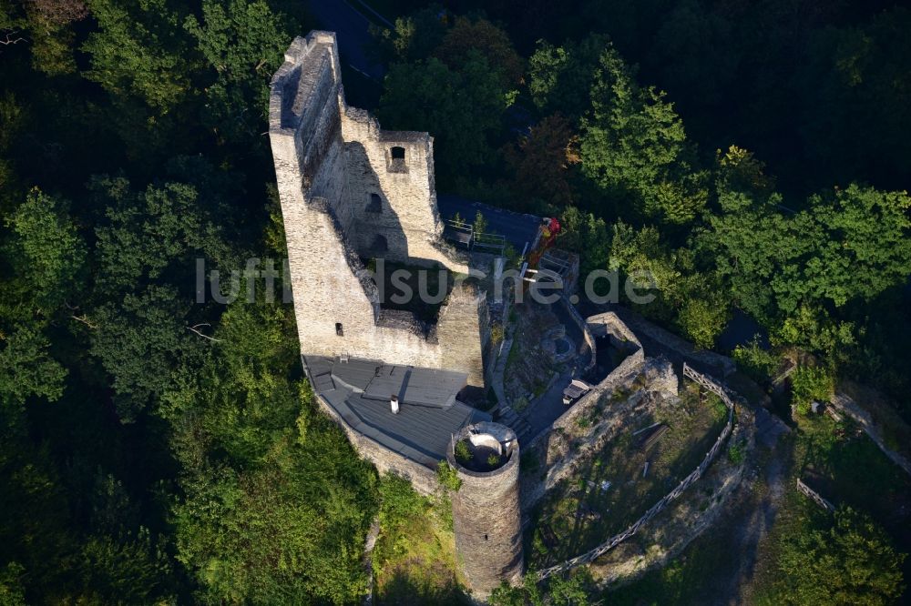 Luftaufnahme Puderbach - Ruine und Mauerreste der ehemaligen Burganlage der Veste Burg Reichenstein im Westerwald in Puderbach im Bundesland Rheinland-Pfalz, Deutschland