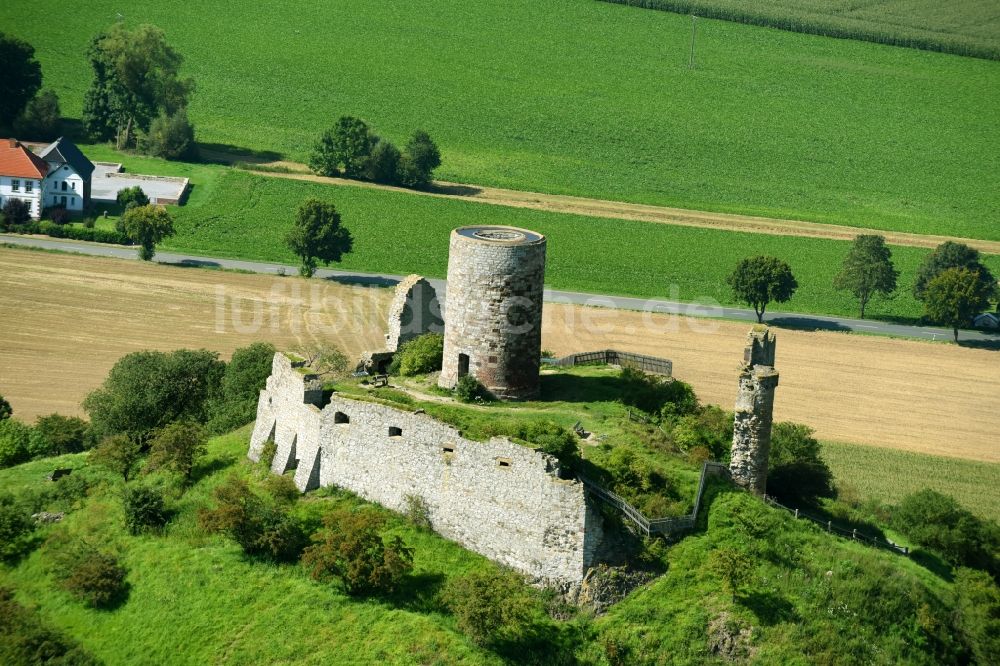 Luftaufnahme Warburg - Ruine und Mauerreste der ehemaligen Burganlage der Veste Burgruine Desenberg in Warburg im Bundesland Nordrhein-Westfalen, Deutschland