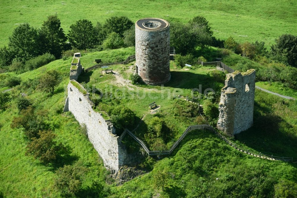 Warburg von oben - Ruine und Mauerreste der ehemaligen Burganlage der Veste Burgruine Desenberg in Warburg im Bundesland Nordrhein-Westfalen, Deutschland