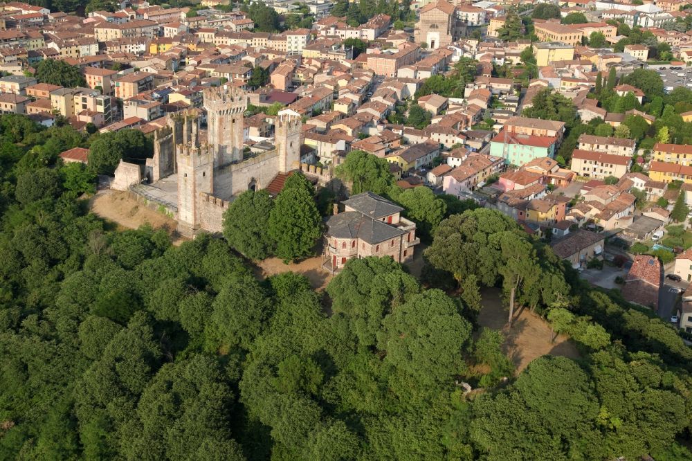 Luftbild Valeggio sul Mincio - Ruine und Mauerreste der ehemaligen Burganlage der Veste des Castello Scaligero (Skaliger- Burg) in Valeggio sul Mincio in Venetien, Italien