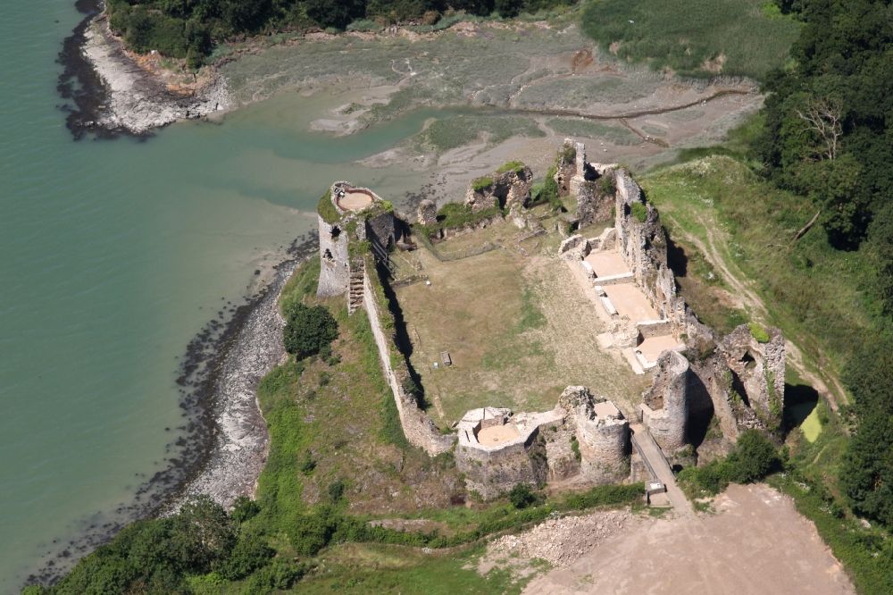 Crehen aus der Vogelperspektive: Ruine und Mauerreste der ehemaligen Burganlage der Veste Chateau du Guildo in Crehen in Bretagne, Frankreich