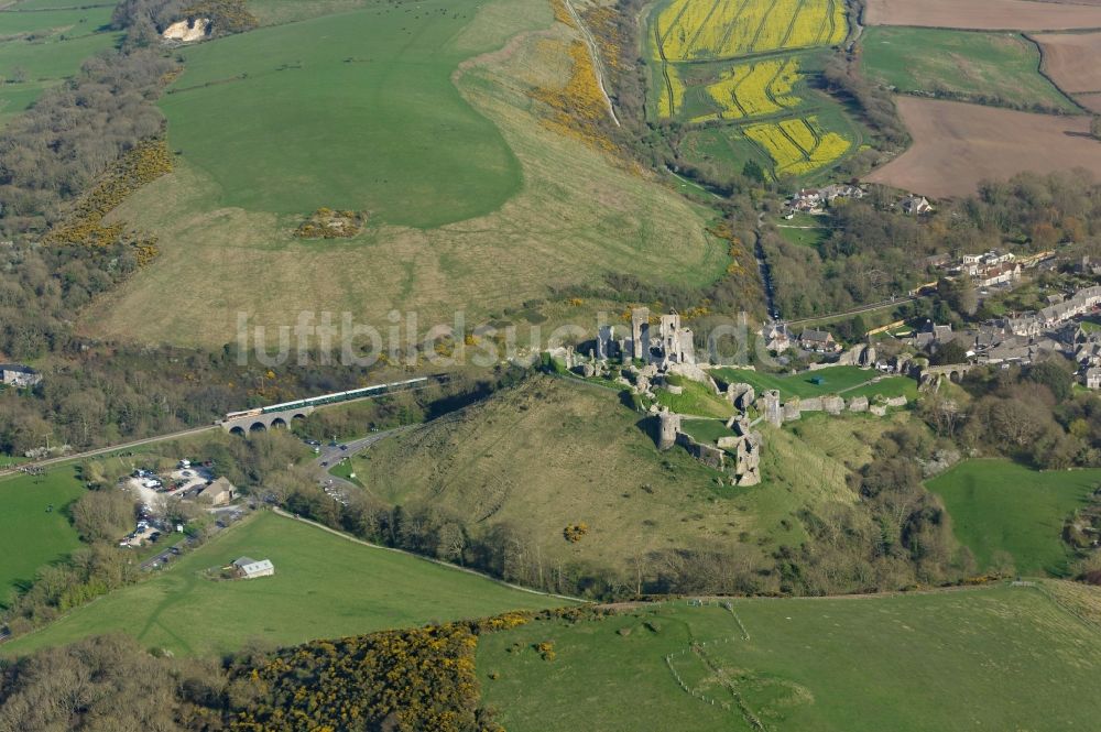 Luftaufnahme Corfe Castle - Ruine und Mauerreste der ehemaligen Burganlage der Veste Corfe Castle in England, Vereinigtes Königreich