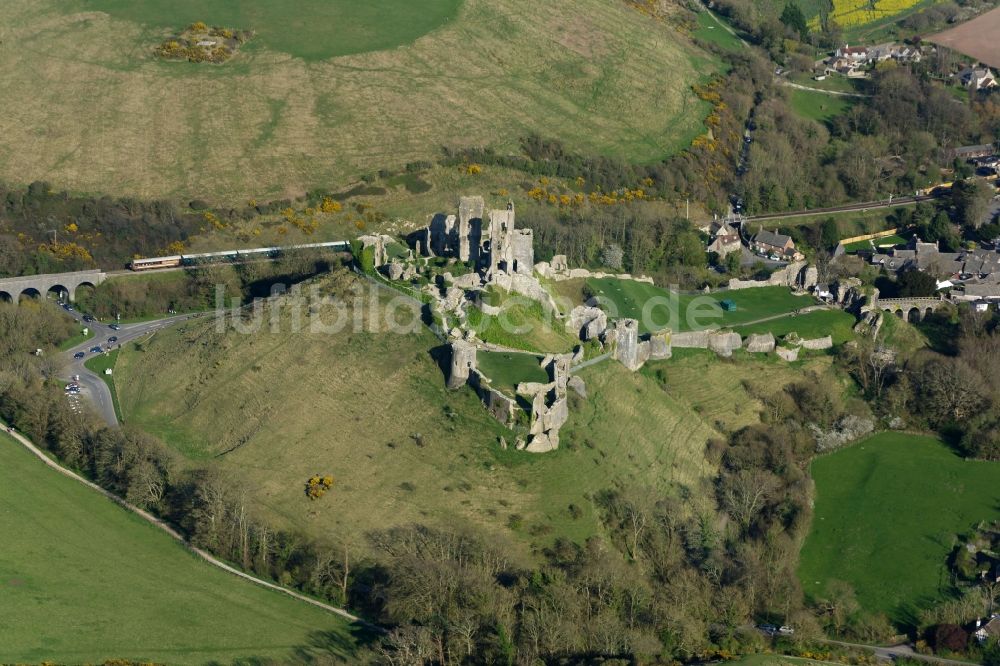 Corfe Castle von oben - Ruine und Mauerreste der ehemaligen Burganlage der Veste Corfe Castle in England, Vereinigtes Königreich