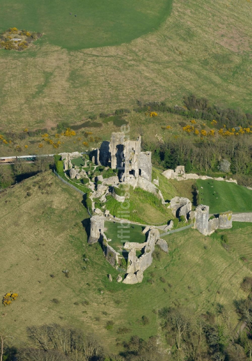 Corfe Castle aus der Vogelperspektive: Ruine und Mauerreste der ehemaligen Burganlage der Veste Corfe Castle in England, Vereinigtes Königreich