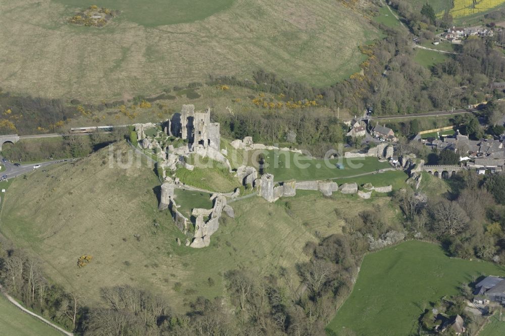 Luftbild Corfe Castle - Ruine und Mauerreste der ehemaligen Burganlage der Veste Corfe Castle in England, Vereinigtes Königreich