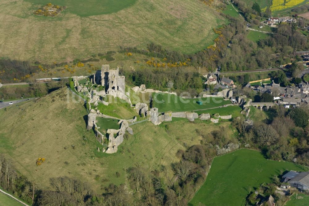 Luftaufnahme Corfe Castle - Ruine und Mauerreste der ehemaligen Burganlage der Veste Corfe Castle in England, Vereinigtes Königreich