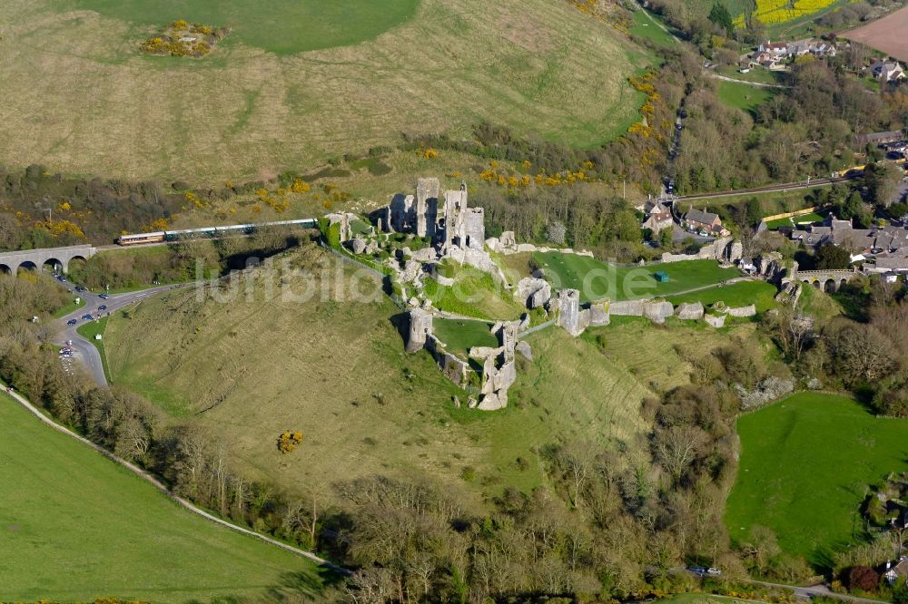 Wareham aus der Vogelperspektive: Ruine und Mauerreste der ehemaligen Burganlage der Veste Corfe Castle on The Square in Wareham in England, Vereinigtes Königreich