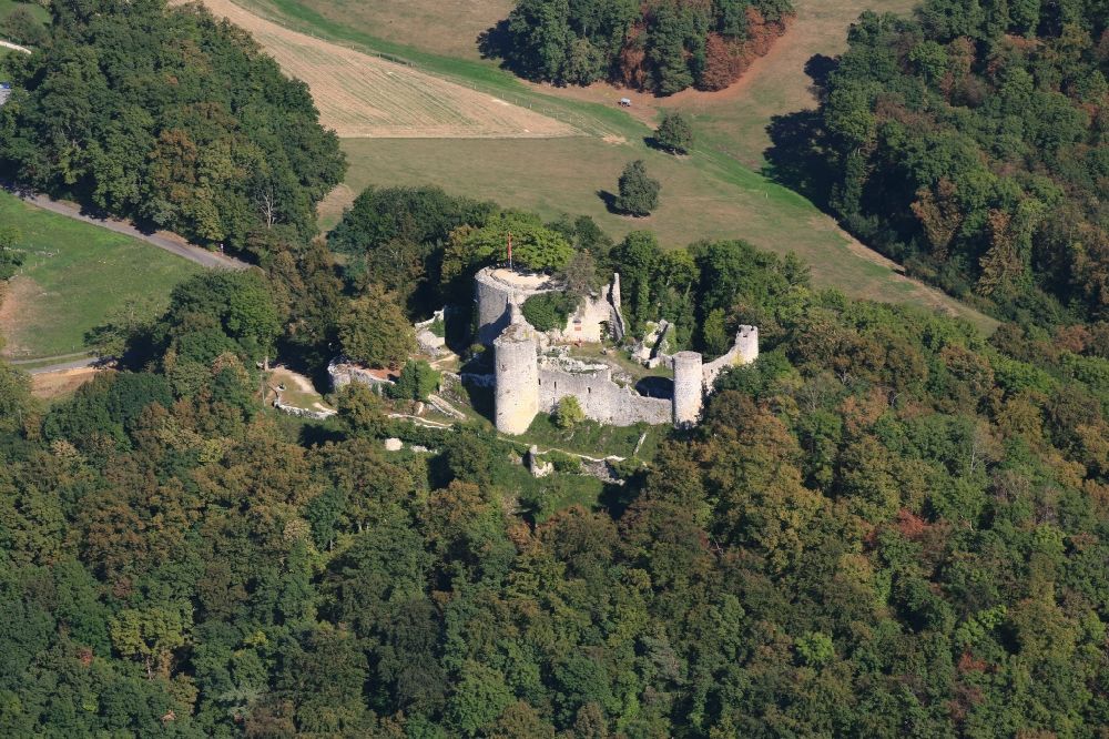 Luftaufnahme Dornach - Ruine und Mauerreste der ehemaligen Burganlage der Veste Dorneck in Dornach in Solothurn, Schweiz