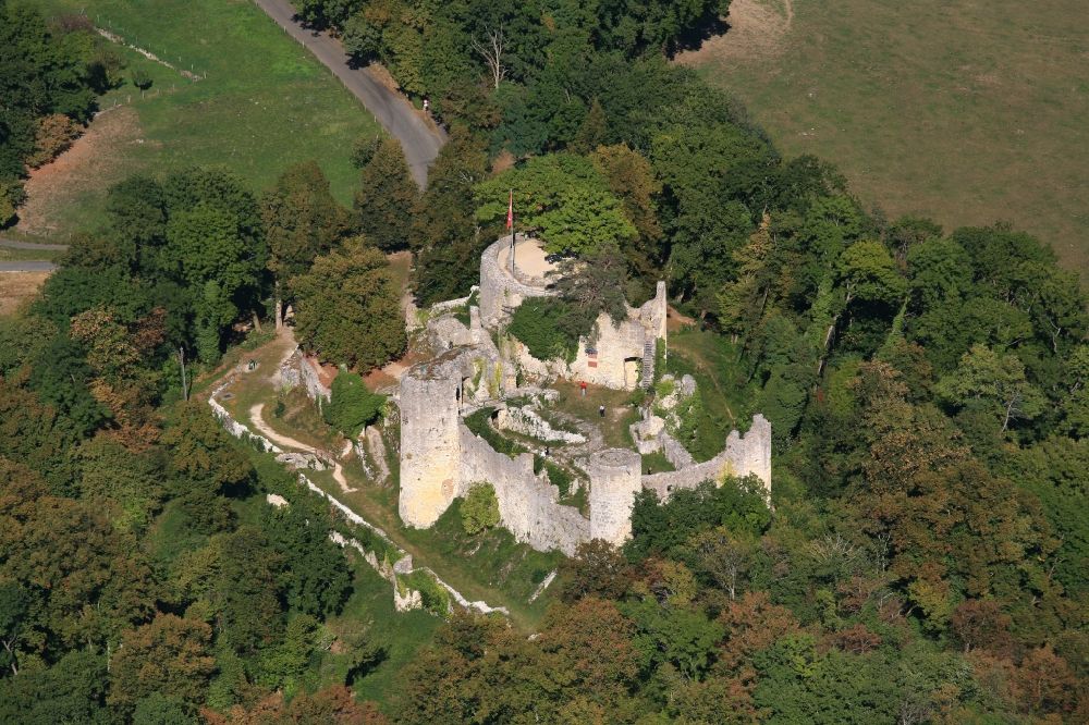 Dornach von oben - Ruine und Mauerreste der ehemaligen Burganlage der Veste Dorneck in Dornach in Solothurn, Schweiz
