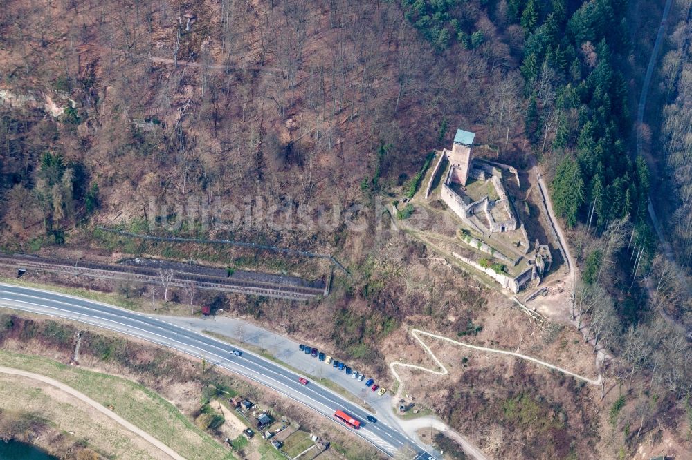 Neckarsteinach von oben - Ruine und Mauerreste der ehemaligen Burganlage der Veste Hinterburg in Neckarsteinach im Bundesland Hessen, Deutschland