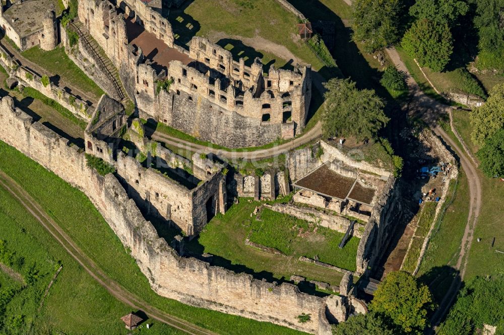 Luftbild Emmendingen - Ruine und Mauerreste der ehemaligen Burganlage der Veste Hochburg in Emmendingen im Bundesland Baden-Württemberg, Deutschland