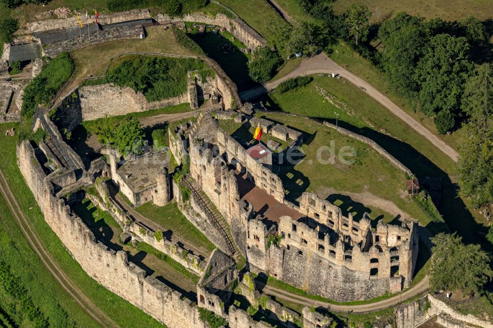 Luftaufnahme Emmendingen - Ruine und Mauerreste der ehemaligen Burganlage der Veste Hochburg in Emmendingen im Bundesland Baden-Württemberg, Deutschland