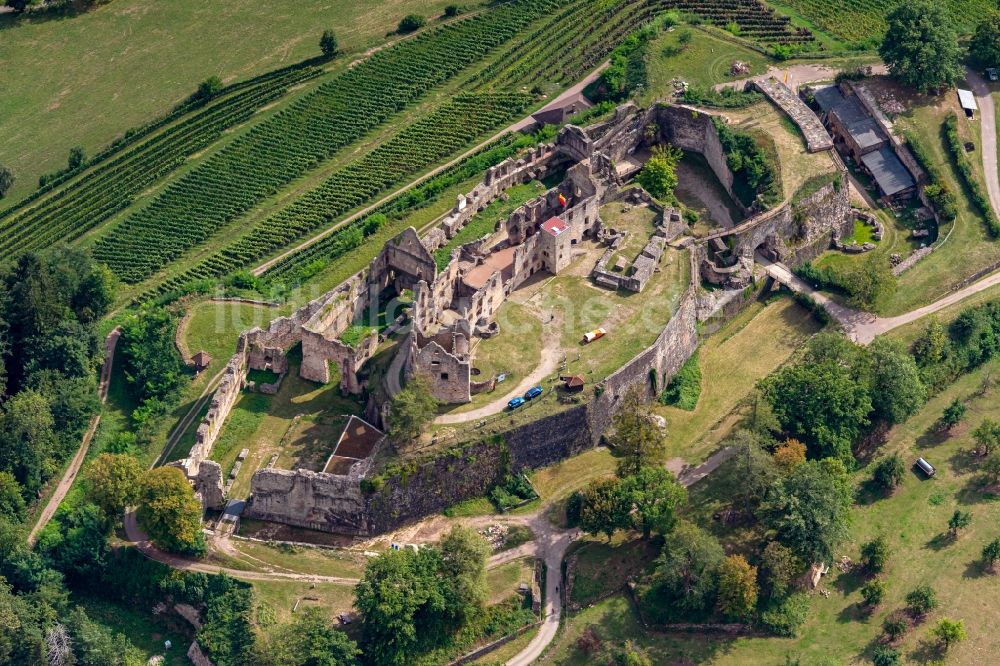 Emmendingen von oben - Ruine und Mauerreste der ehemaligen Burganlage der Veste Hochburg in Emmendingen im Bundesland Baden-Württemberg, Deutschland