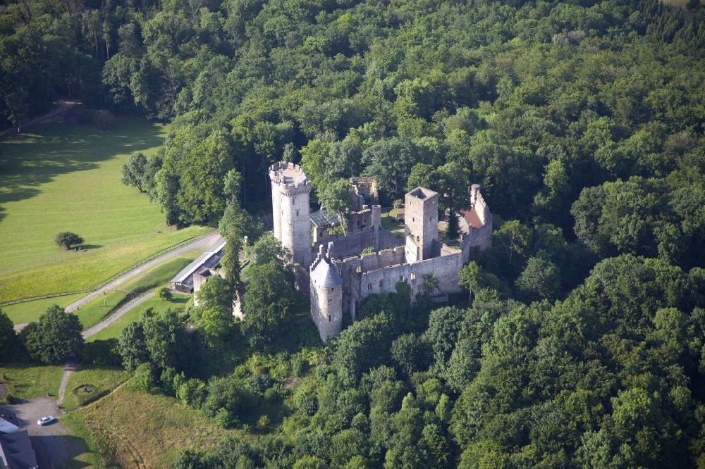 Pelm aus der Vogelperspektive: Ruine und Mauerreste der ehemaligen Burganlage der Veste Kasselburg in Pelm im Bundesland Rheinland-Pfalz, Deutschland