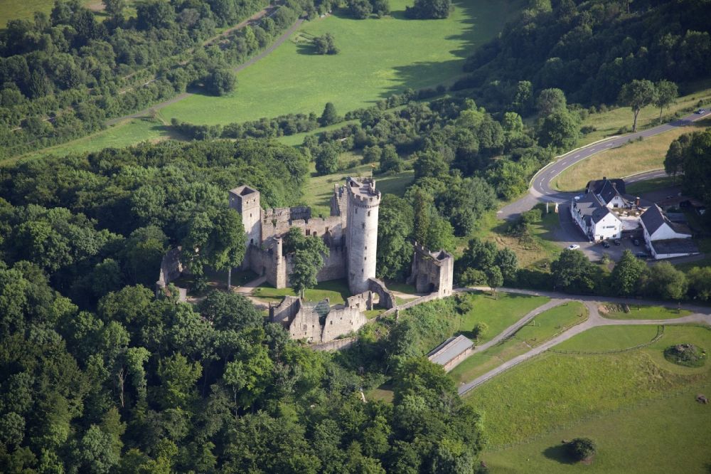 Luftbild Pelm - Ruine und Mauerreste der ehemaligen Burganlage der Veste Kasselburg in Pelm im Bundesland Rheinland-Pfalz, Deutschland