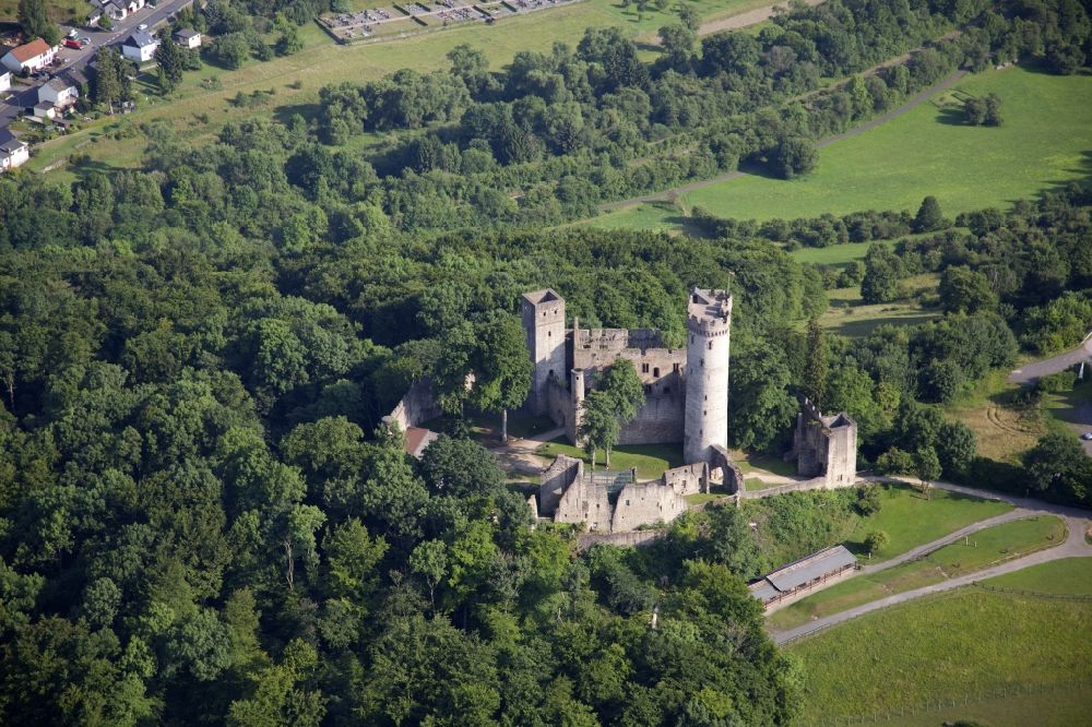 Luftaufnahme Pelm - Ruine und Mauerreste der ehemaligen Burganlage der Veste Kasselburg in Pelm im Bundesland Rheinland-Pfalz, Deutschland