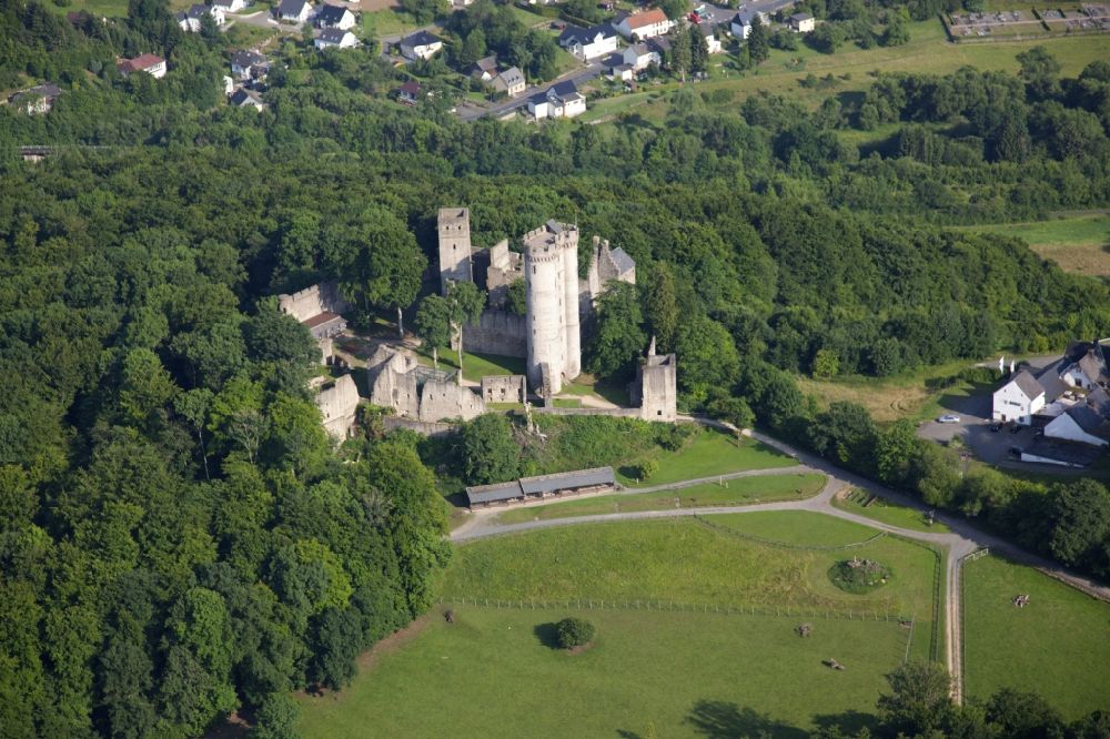 Pelm von oben - Ruine und Mauerreste der ehemaligen Burganlage der Veste Kasselburg in Pelm im Bundesland Rheinland-Pfalz, Deutschland