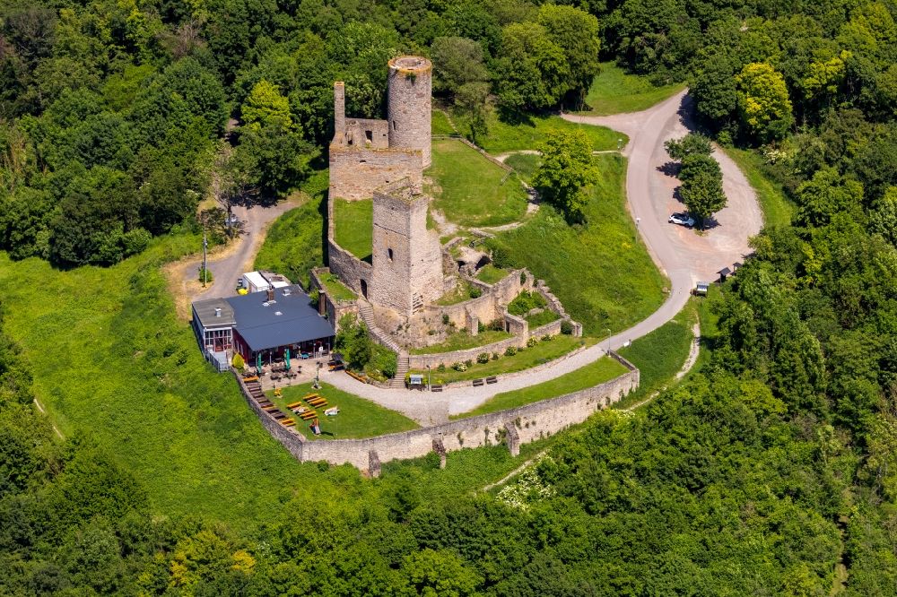 Luftaufnahme Volkmarsen - Ruine und Mauerreste der ehemaligen Burganlage der Veste Kugelsburg in Volkmarsen im Bundesland Hessen, Deutschland