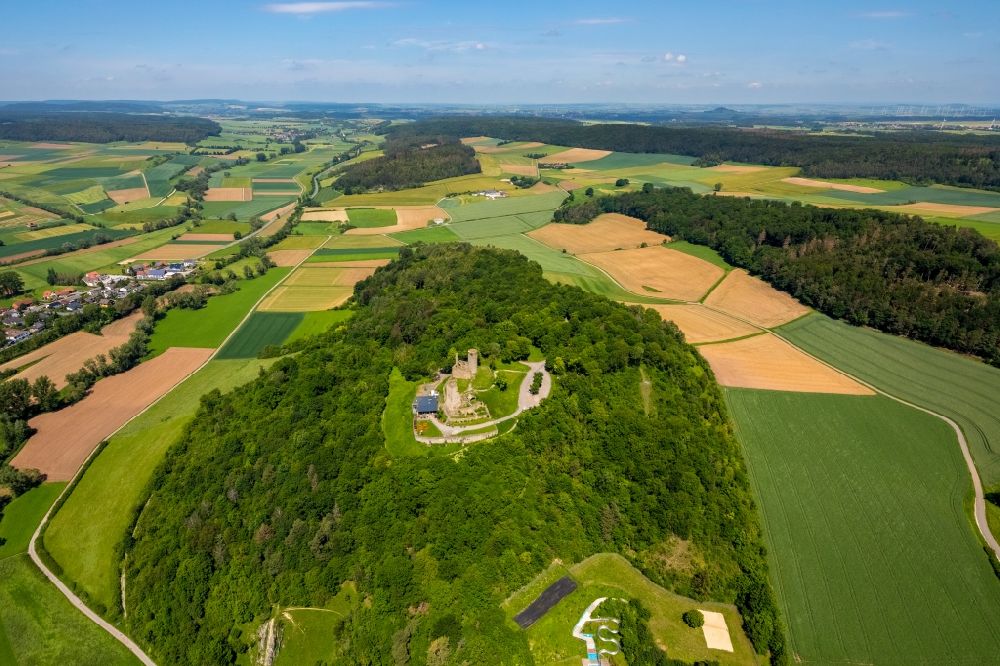 Volkmarsen von oben - Ruine und Mauerreste der ehemaligen Burganlage der Veste Kugelsburg in Volkmarsen im Bundesland Hessen, Deutschland