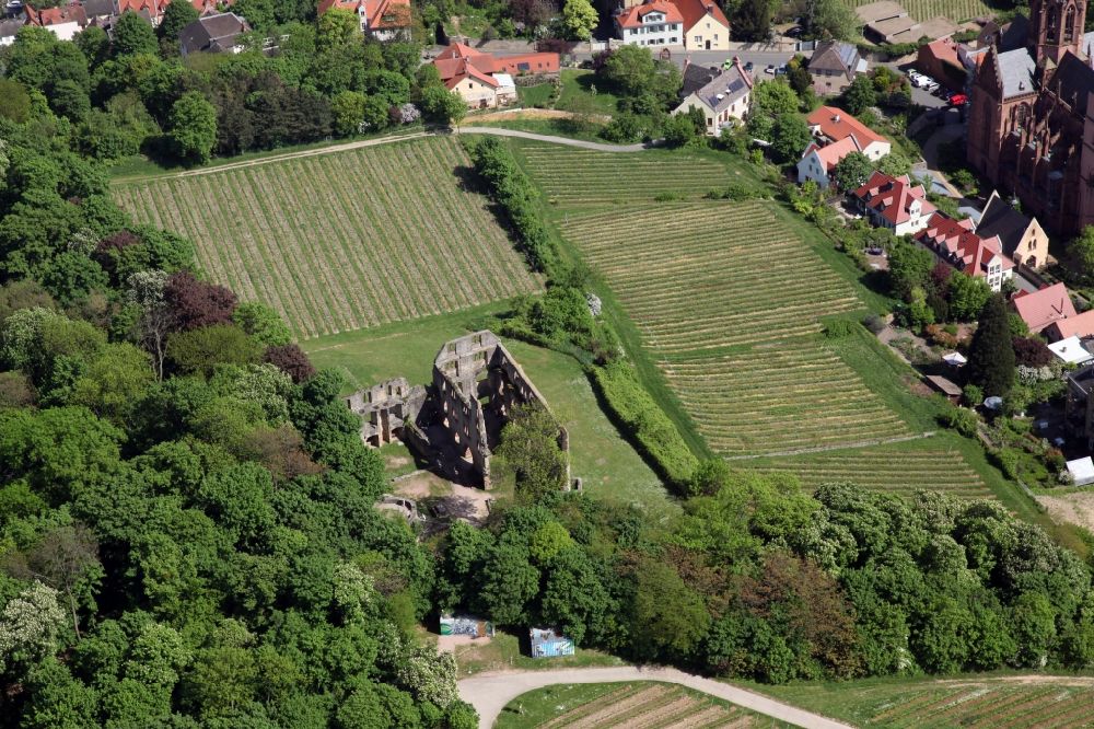 Luftaufnahme Oppenheim - Ruine und Mauerreste der ehemaligen Burganlage der Veste Landskrone über der Stadt Oppenheim im Bundesland Rheinland-Pfalz, Deutschland