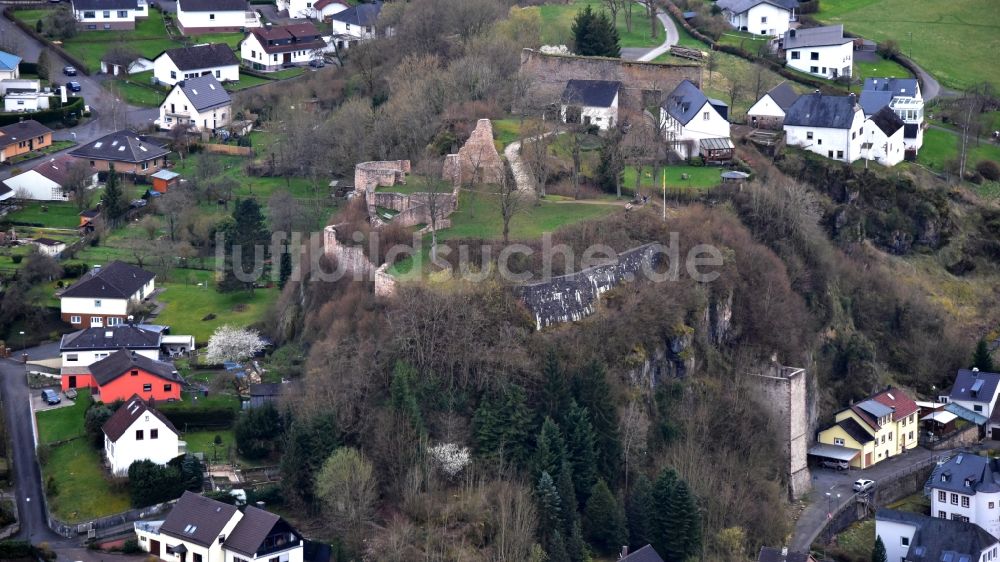 Luftaufnahme Gerolstein - Ruine und Mauerreste der ehemaligen Burganlage der Veste Löwenburg in Gerolstein im Bundesland Rheinland-Pfalz, Deutschland
