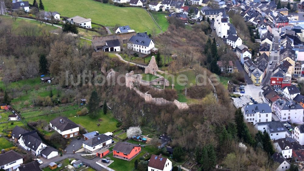 Gerolstein von oben - Ruine und Mauerreste der ehemaligen Burganlage der Veste Löwenburg in Gerolstein im Bundesland Rheinland-Pfalz, Deutschland