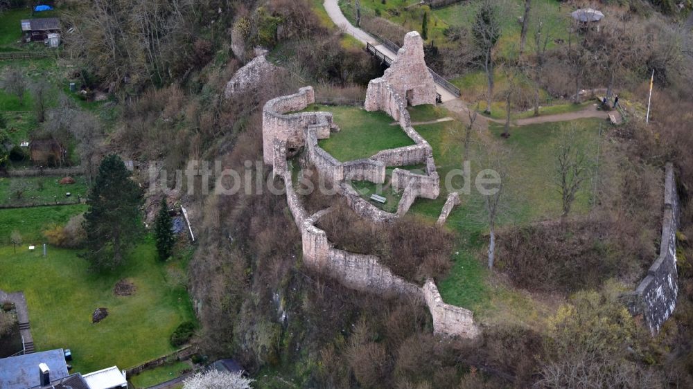 Gerolstein von oben - Ruine und Mauerreste der ehemaligen Burganlage der Veste Löwenburg in Gerolstein im Bundesland Rheinland-Pfalz, Deutschland