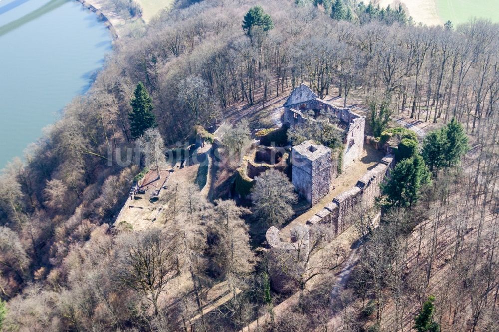 Luftbild Neckargerach - Ruine und Mauerreste der ehemaligen Burganlage der Veste Minneburg über dem Neckar in Neckargerach im Bundesland Baden-Württemberg, Deutschland