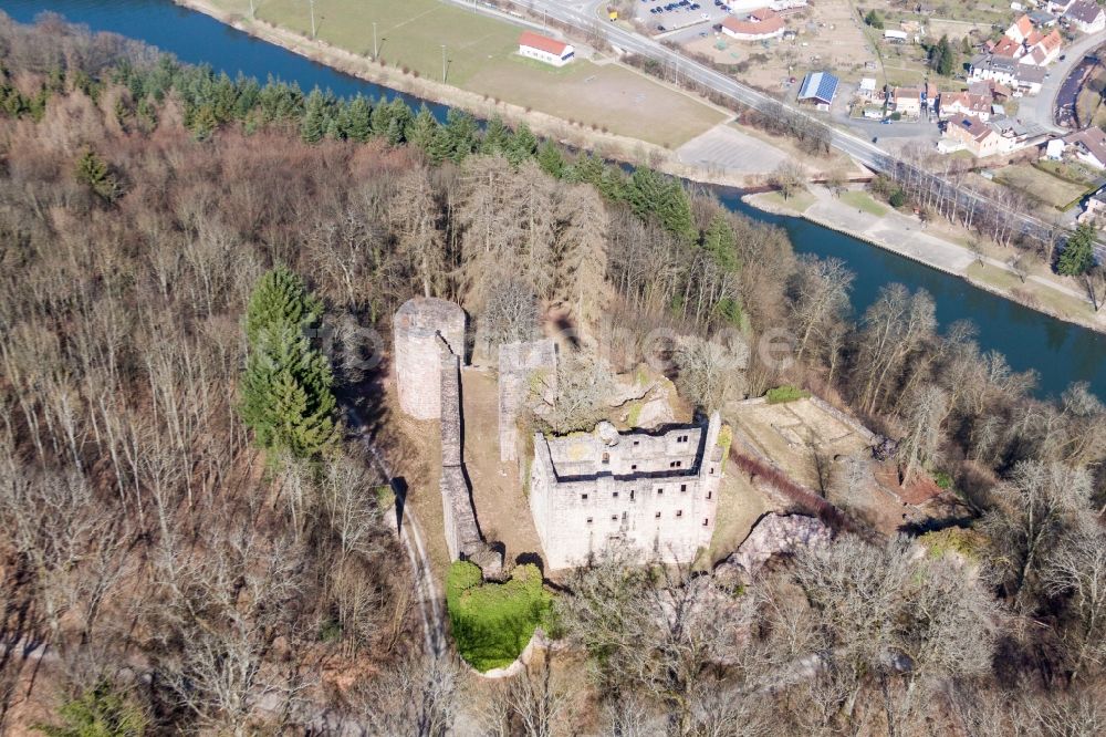 Luftaufnahme Neckargerach - Ruine und Mauerreste der ehemaligen Burganlage der Veste Minneburg über dem Neckar in Neckargerach im Bundesland Baden-Württemberg, Deutschland