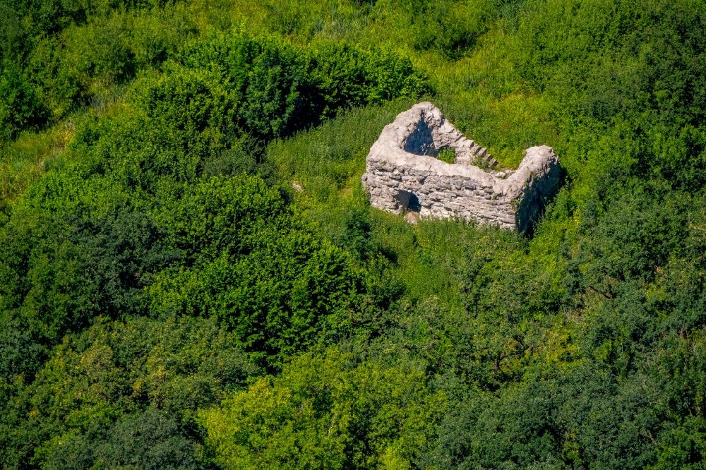 Luftaufnahme Ennigerloh - Ruine und Mauerreste der ehemaligen Burganlage der Veste Nienburg in Ennigerloh im Bundesland Nordrhein-Westfalen, Deutschland