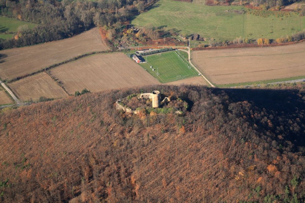 Luftaufnahme Wintzenheim - Ruine und Mauerreste der ehemaligen Burganlage der Veste Pflixburg in Wintzenheim in Frankreich
