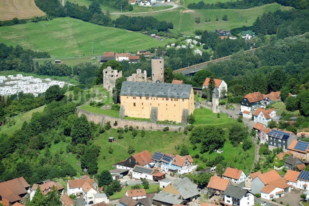 Luftaufnahme Schwarzenfels - Ruine und Mauerreste der ehemaligen Burganlage der Veste in Schwarzenfels im Bundesland Hessen, Deutschland