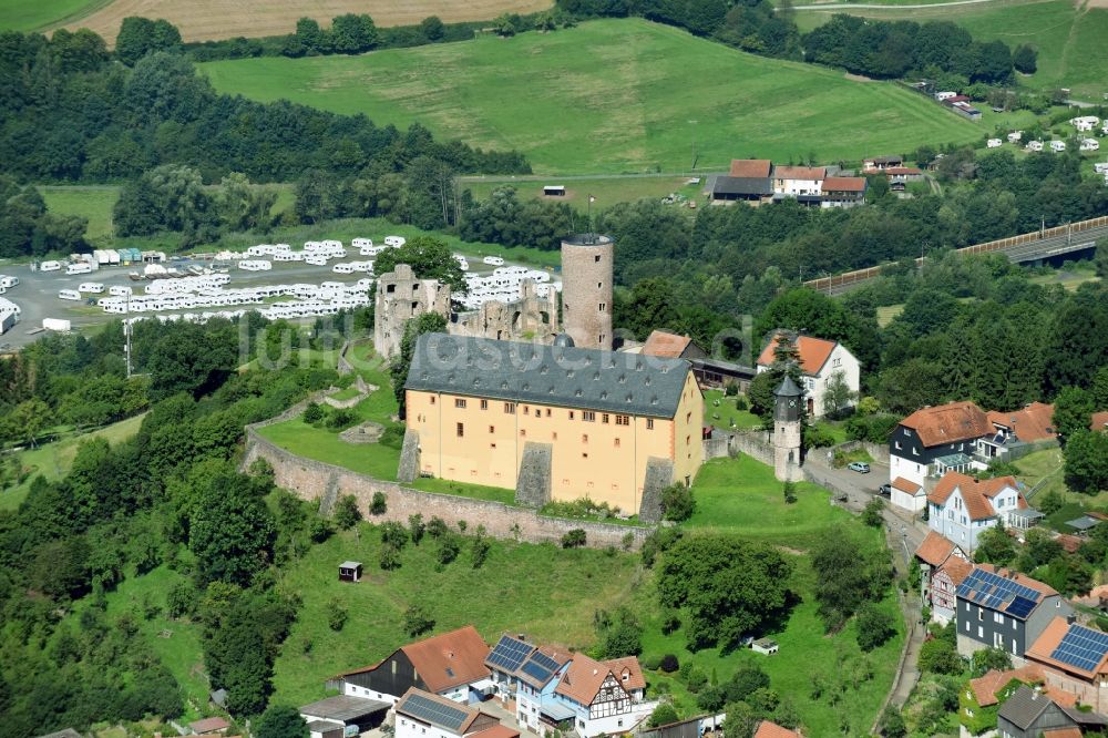 Schwarzenfels von oben - Ruine und Mauerreste der ehemaligen Burganlage der Veste in Schwarzenfels im Bundesland Hessen, Deutschland