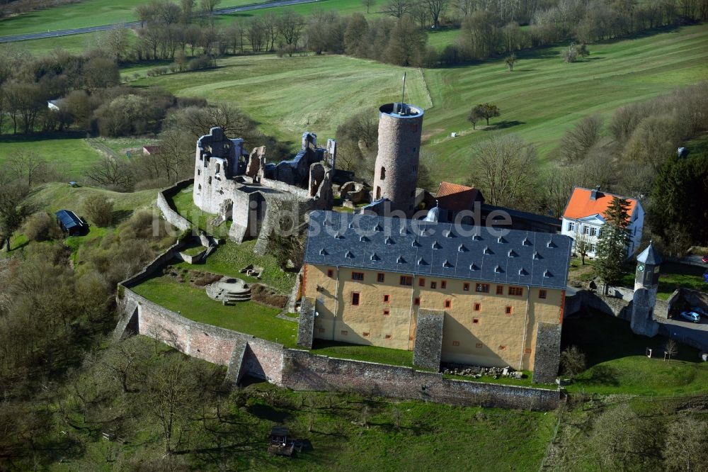 Luftaufnahme Schwarzenfels - Ruine und Mauerreste der ehemaligen Burganlage der Veste in Schwarzenfels im Bundesland Hessen, Deutschland