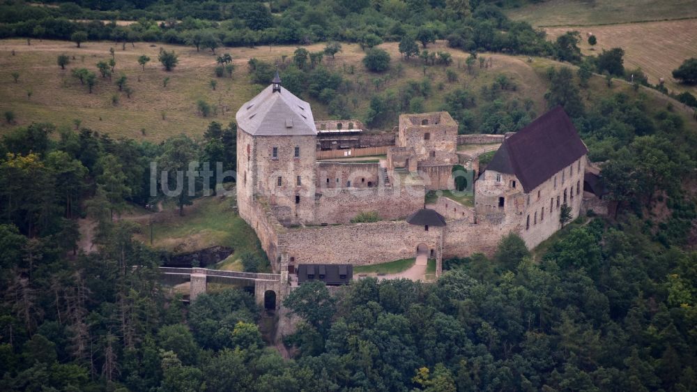 Tocnik aus der Vogelperspektive: Ruine und Mauerreste der ehemaligen Burganlage der Veste in Tocnik in Stredocesky kraj - Mittelböhmische Region, Tschechien