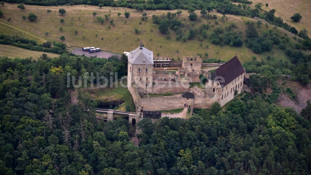 Luftaufnahme Tocnik - Ruine und Mauerreste der ehemaligen Burganlage der Veste in Tocnik in Stredocesky kraj - Mittelböhmische Region, Tschechien