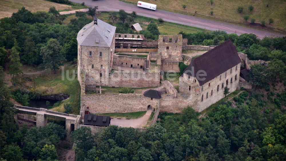 Tocnik von oben - Ruine und Mauerreste der ehemaligen Burganlage der Veste in Tocnik in Stredocesky kraj - Mittelböhmische Region, Tschechien
