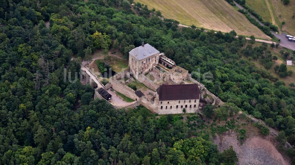 Luftbild Tocnik - Ruine und Mauerreste der ehemaligen Burganlage der Veste in Tocnik in Stredocesky kraj - Mittelböhmische Region, Tschechien