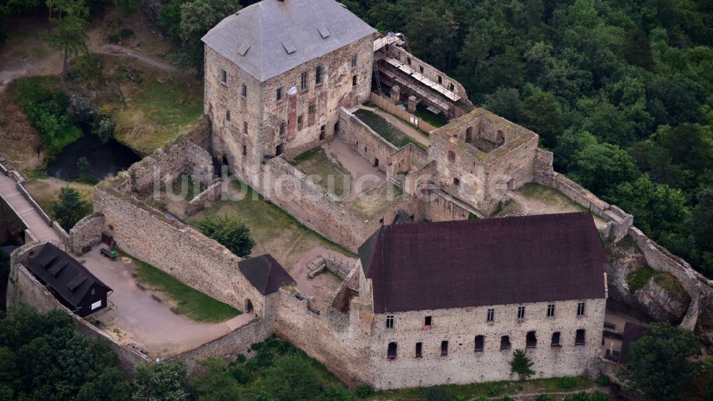 Luftaufnahme Tocnik - Ruine und Mauerreste der ehemaligen Burganlage der Veste in Tocnik in Stredocesky kraj - Mittelböhmische Region, Tschechien