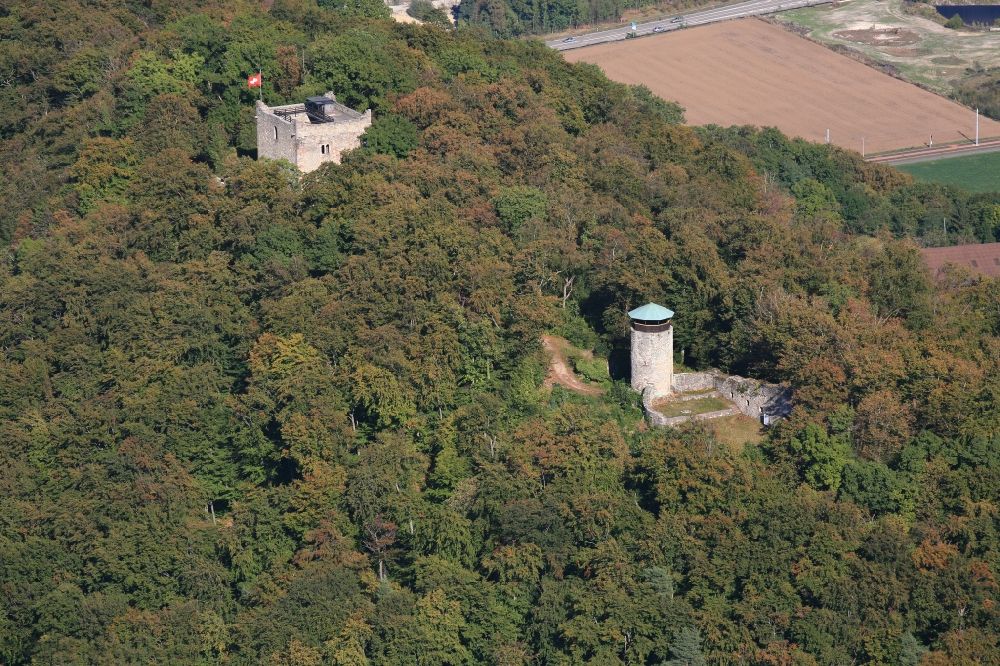 Muttenz von oben - Ruine und Mauerreste der ehemaligen Burganlage der Veste Wartenberg in Muttenz in Basel-Landschaft, Schweiz
