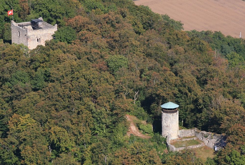Muttenz aus der Vogelperspektive: Ruine und Mauerreste der ehemaligen Burganlage der Veste Wartenberg in Muttenz in Basel-Landschaft, Schweiz